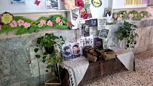 آماده سازی فضای آموزشگاه به مناسبت روز پیروزی انقلاب اسلامی 