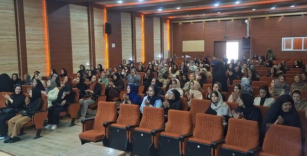جلسه انجمن اولیا و مربیان دبستان پروین اعتصامی