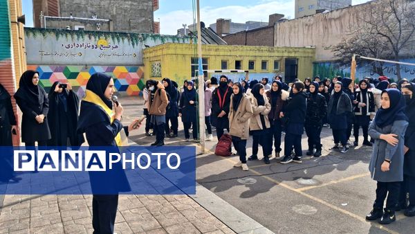 آغاز جشن‌های انقلابی مدرسه توسط پیشتازان 