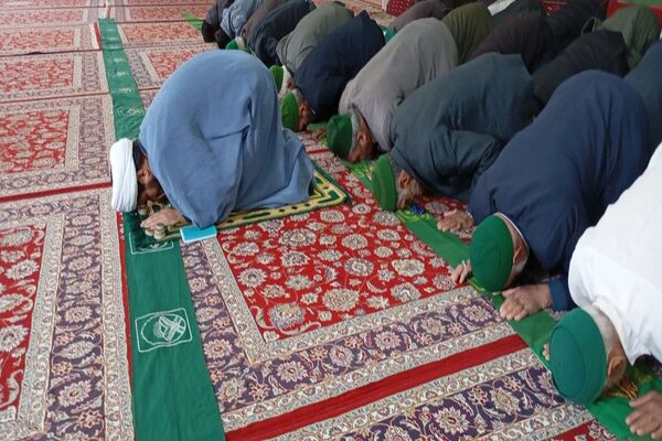 اقامه نماز جماعت باحضور معتکفین در مسجد جامع شهر بار نیشابور 