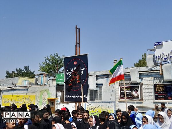  طنین فریاد استکبارستیزی دانش‌آموزان زاوه با اجرای سرود «باید برخاست»