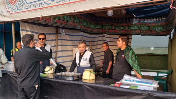 دانش‌آموزان با عشق در موکب امام حسین (ع) پذیرای زائران شدند