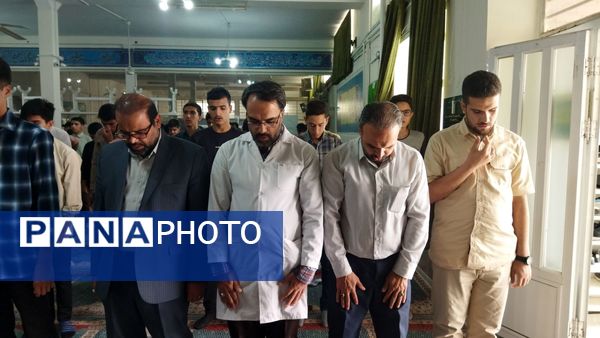 اولین نماز جماعت دبیرستان شاهد ابوذر غفاری در سال تحصیلی جدید 