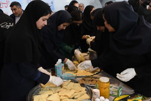 کارگاه طبخ آبزیان در دبیرستان میر فتح‌اله سید زنوزی شهر زنوز 