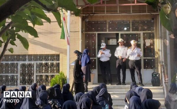  تجلیل از حافظان نظام در دبیرستان شاهد الیگودرز