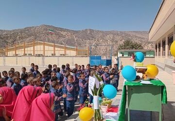 جشن عاطفه‌ها در مدرسه شهید محمد منتظری برگزار شد 