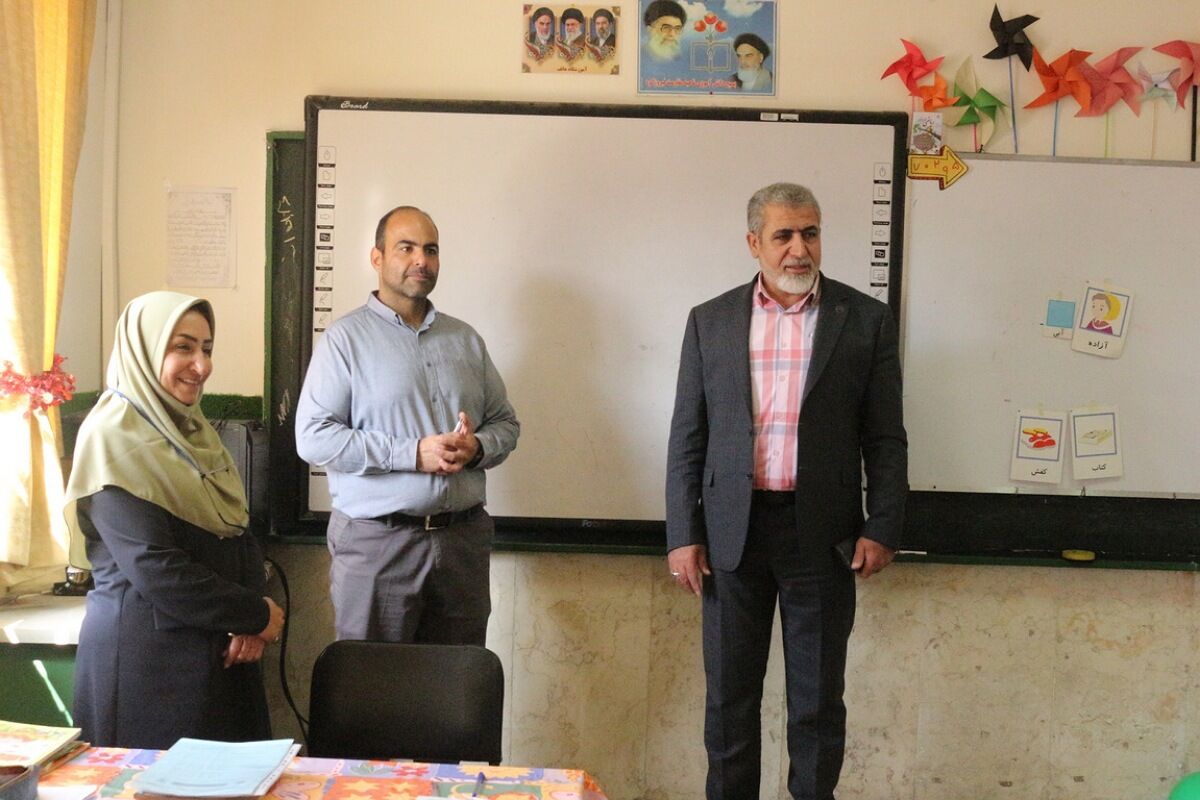 بازدید مدیر آموزش‌و‌پرورش فیروزکوه از مدرسه «هاتف»؛ تأکید بر ارتقای کیفیت فرآیندهای آموزشی