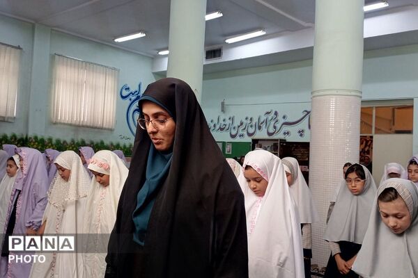 نماز جماعت و محفل انس با قرآن در دبستان شهید آقچه لو رباط کریم 