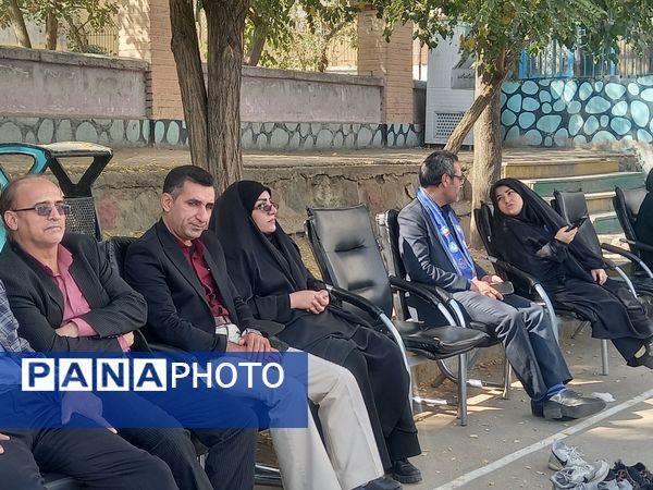 رونمایی از کتاب «روحانی که روحانی نیست» در دبیرستان باقریه