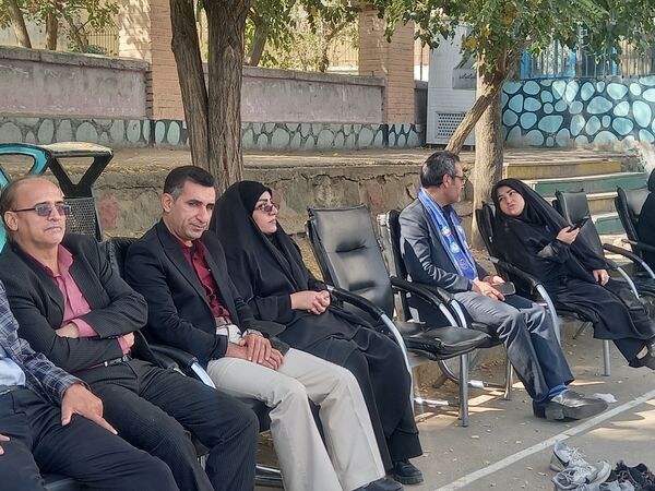 رونمایی از کتاب «روحانی که روحانی نیست» در دبیرستان باقریه