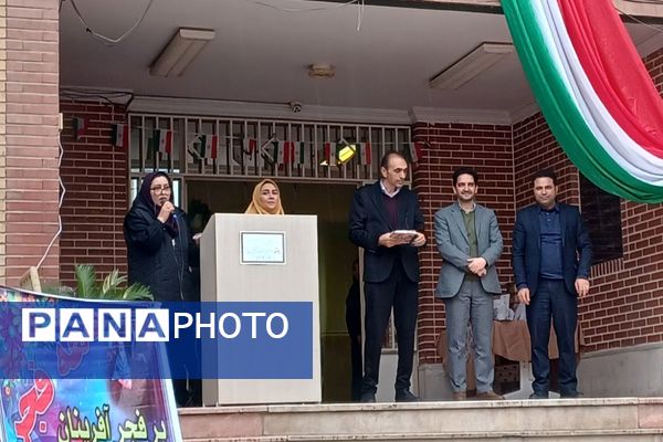 تقدیر از رتبه‌های برتر درسی در دبیرستان سپاهان بهارستان‌دو