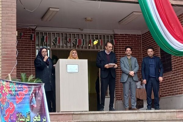 تقدیر از رتبه‌های برتر درسی در دبیرستان سپاهان بهارستان‌دو