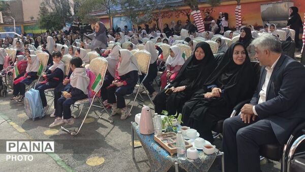 آیین جشن شکوفه‌ها و نواختن زنگ مهر و ایثار در دبستان دخترانه فرهنگیان