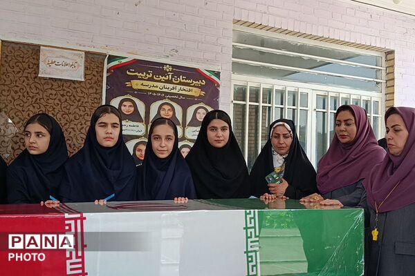عطر شهادت در مدرسه؛ میزبانی دانش آموزان از شهید گمنام
