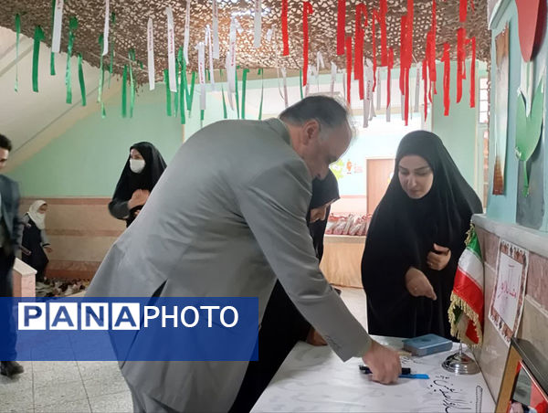 جلوه‌هایی از انس و ارادت دختران دانش‌آموز مدرسه انقلاب اسلامی۲ قم به شهیدان