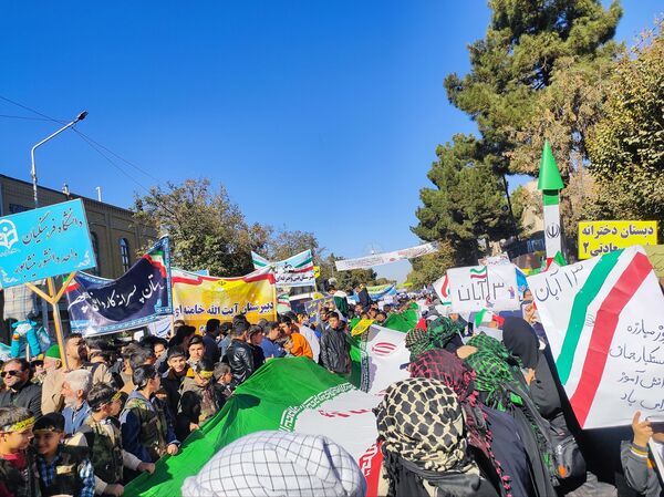 حضور پرشور دانش‌آموزان در راهپیمایی روز ۱۳ آبان