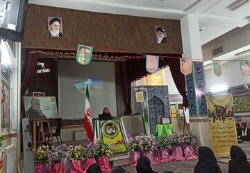 اجرای برنامه توسط دانش‌آموزان دبیرستان شاهد ندای فاطمه (س) ناحیه دو شهرری به مناسبت جشن انقلاب