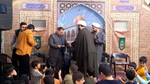 بازدید مسئولان منطقه ۱۰ از دانش‌آموزان معتکف