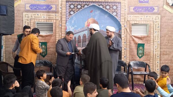 بازدید مسئولان منطقه ۱۰ از دانش‌آموزان معتکف