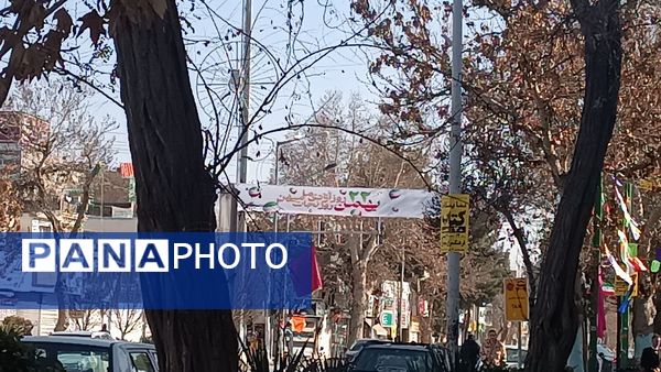 تزئین و فضا آرایی شهر نیشابور به‌مناسبت آغاز دهه فجر 