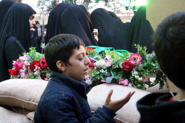 جلوه‌هایی از حضور نوجوانان در مراسم تشییع و خاکسپاری شهدای گمنام