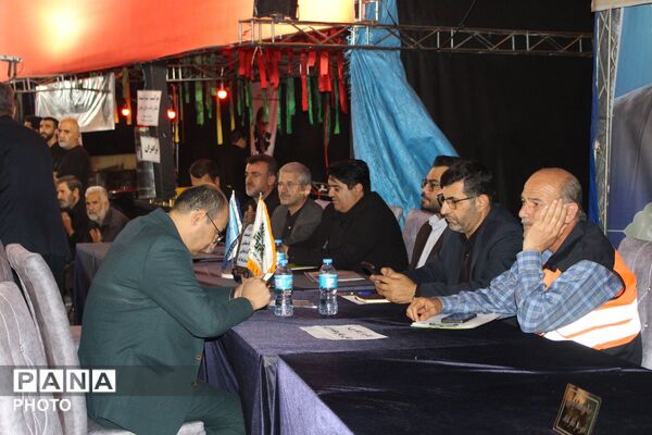 پاسخگویی مستقیم مسئولان نظرآباد به شهروندان در میز خدمت شبانه 