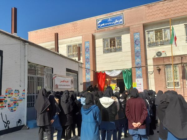 گلباران تمثال امام و تقدیر از دانش‌آموزان برتر  هنرستان بصیرت آشخانه