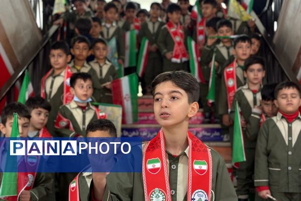 خادمان مسجد جمکران پرچم متبرک را به مدرسه شهید همت آوردند