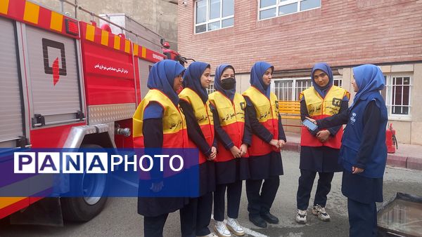 اجرای مانور زلزله با هدف مدرسه ایمن جامعه تاب آور