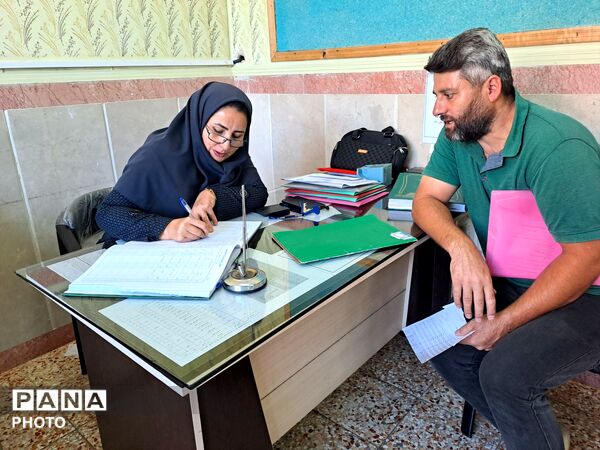 تحویل کارنامه دانش‌آموزان در مدرسه سید میرزایی