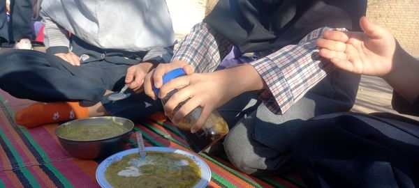 آش نذری‌‌ به‌ مناسبت‌ شهادت‌ امام‌ هادی (ع) در مدرسه تکتم خلیل آباد