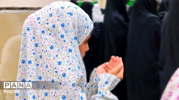 تجدید عهد دختران با رهبر شهید در نجف آباد