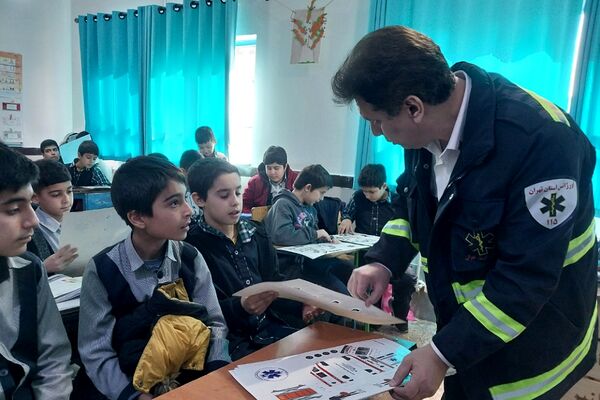 آموزش کمک‌های اولیه با بازی مار پله در دبستان قلنبر ناحیه 2 شهرری 