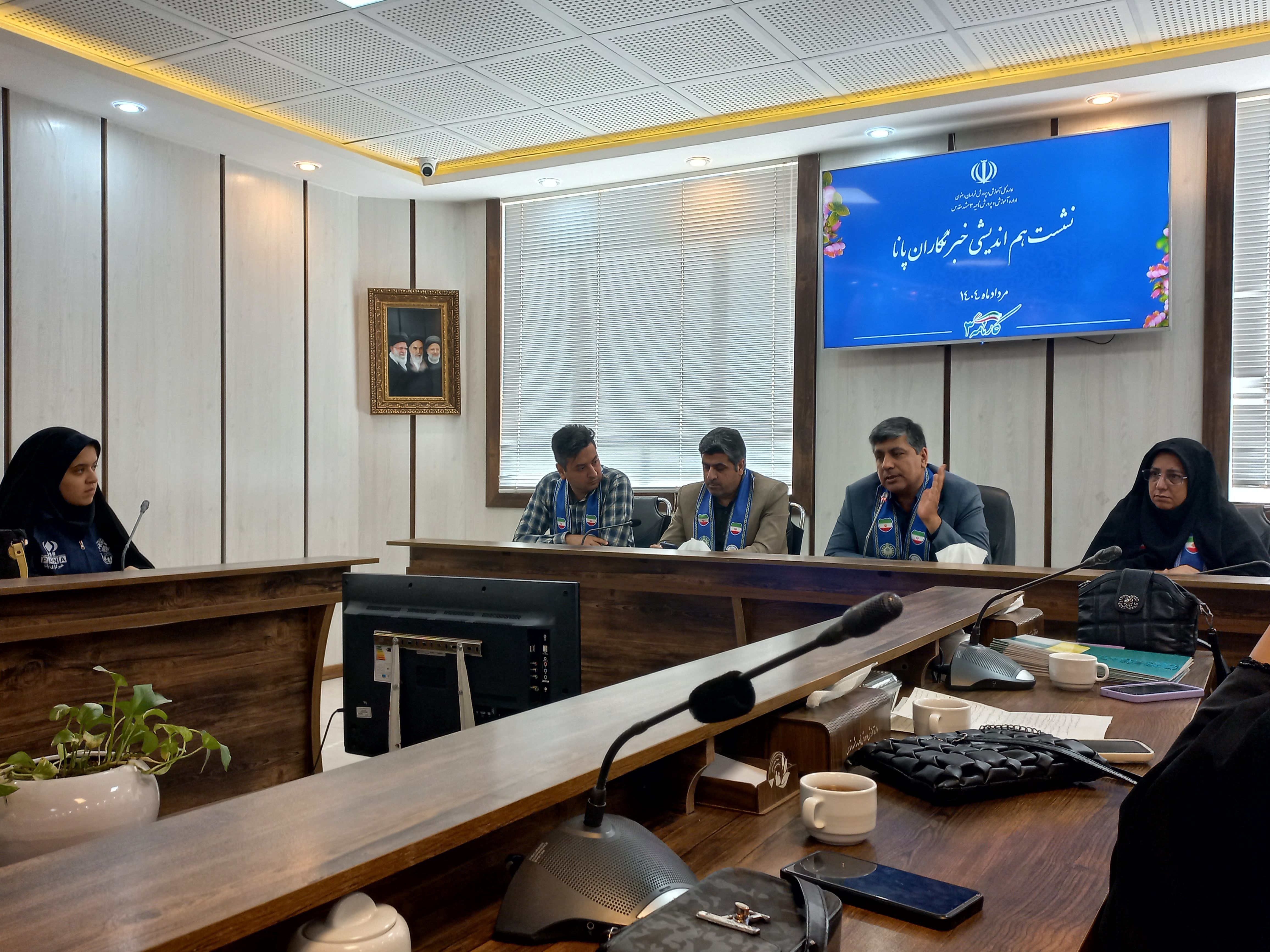 نشست صمیمی دانش‌آموز خبرنگاران پانا ناحیه 3 مشهد با مدیر سازمان دانش آموزی خراسان رضوی