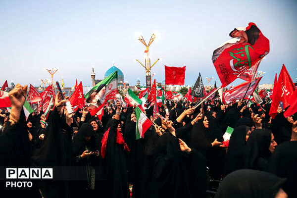 اقامه نماز بر پیکر مطهر رهبر شهید انقلاب در حرم مطهر رضوی-۲