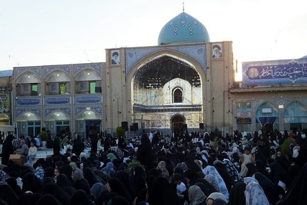 طنین نوای ملکوتی دعای عرفه در حرم حضرت جعفر بن موسی الکاظم (ع) پیشوا