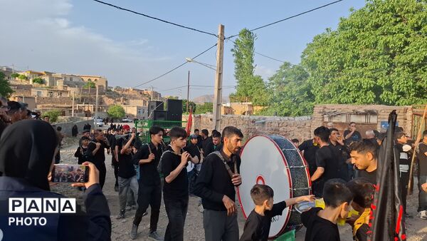 تاسوعایینان با نوای طبل و سینه‌زنی بر مزار شهدا حاضر شدند