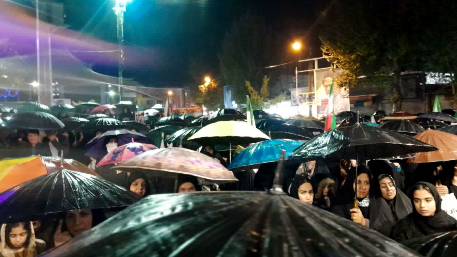 قیام مردم انقلابی کوهدشت زیر بارش الهی