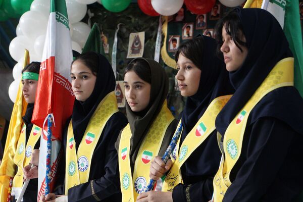 هم‌سرایی هزار نفری دانش‌آموزان یاور انقلاب در اسلامشهر