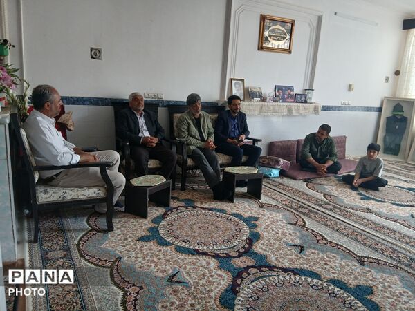 دیدار رئیس سازمان دانش آموزی یزد با خانواده شهید «محمدرضا آروز»