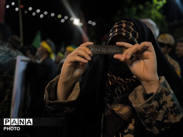 حضور پرشور دختران جان‌فدا در اجتماع شبانه با لباس بسیجی