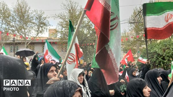 زنان غیوردوشادوش مردان، زنان لر خرم‌ آباد آماده دفاع از میهن 
