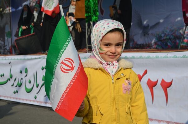 حال و هوای غرفه‌های سازمان دانش‌آموزی و خبرگزاری پانا در راهپیمایی ۲۲ بهمن