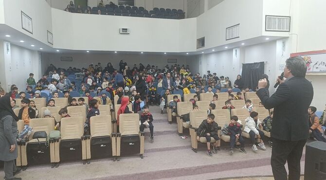 حضور دانش‌آموزان مدرسه معلم یک آشخانه در سینما 