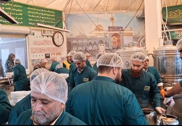 دقایقی با خادمین اعزامی شهر کلاته رودبار در چایخانه حرم رضوی به زائرین