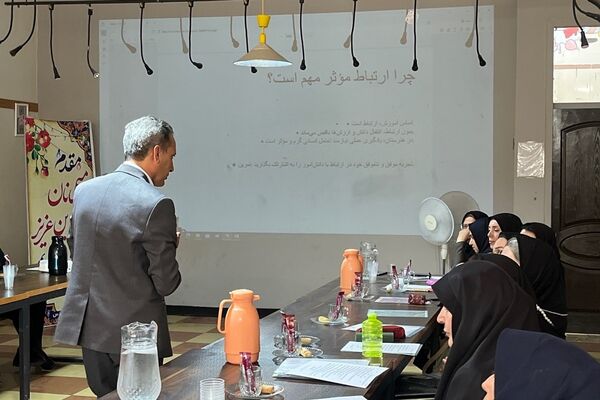 کارگاه آموزشی «مهارت‌های برقراری ارتباط با نوجوان » در هنرستان قدس ناحیه دو شهرری 