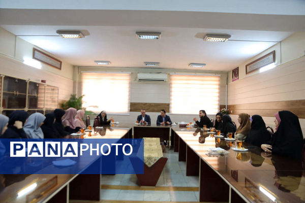 بازدید مدیر آموزش و پرورش اسلامشهر از بازارچه خیریه دبستان شاهد فاطمه زهرا(س)