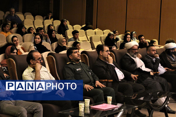 کارگاه نمایشنامه خوانی و نقد فیلم دفاع مقدس در قم