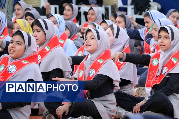 بهارستان دو صحنه همفکری، همدلی و همکاری پیشتازان در همایش یاوران انقلاب