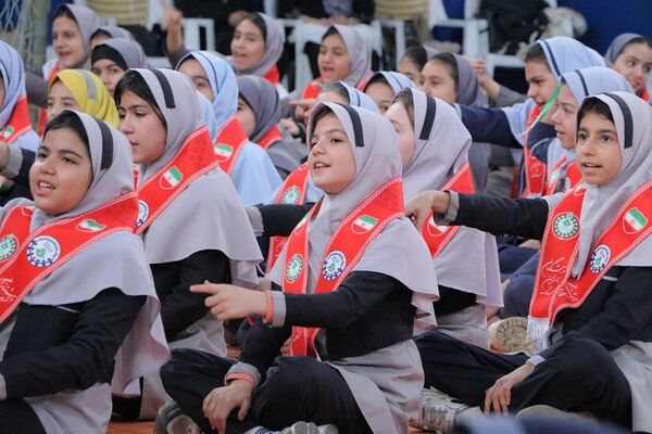 بهارستان دو صحنه همفکری، همدلی و همکاری پیشتازان در همایش یاوران انقلاب